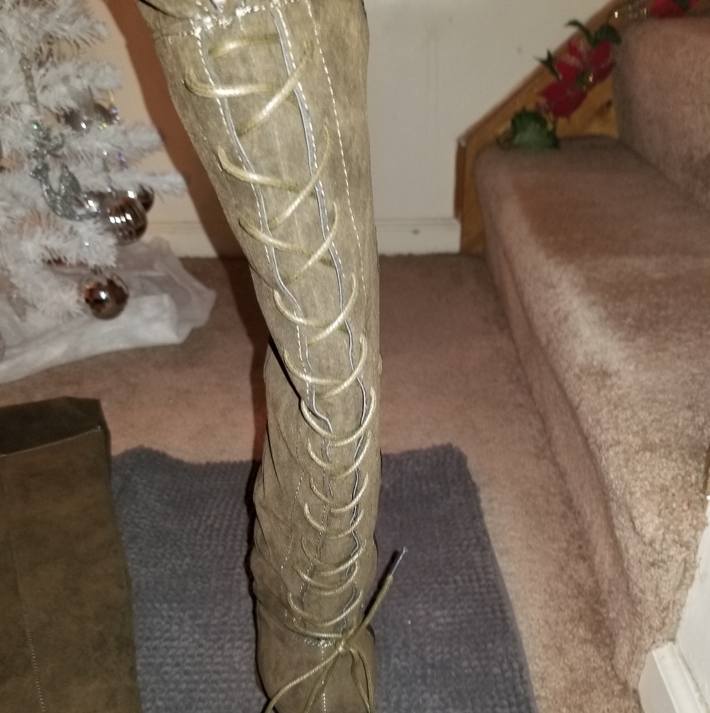 Boots - Picture 4 of 5